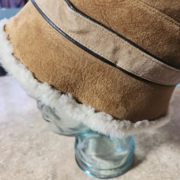 Ugg chestnut color hat size 0/S suede,shearing - Picture 3 of 4